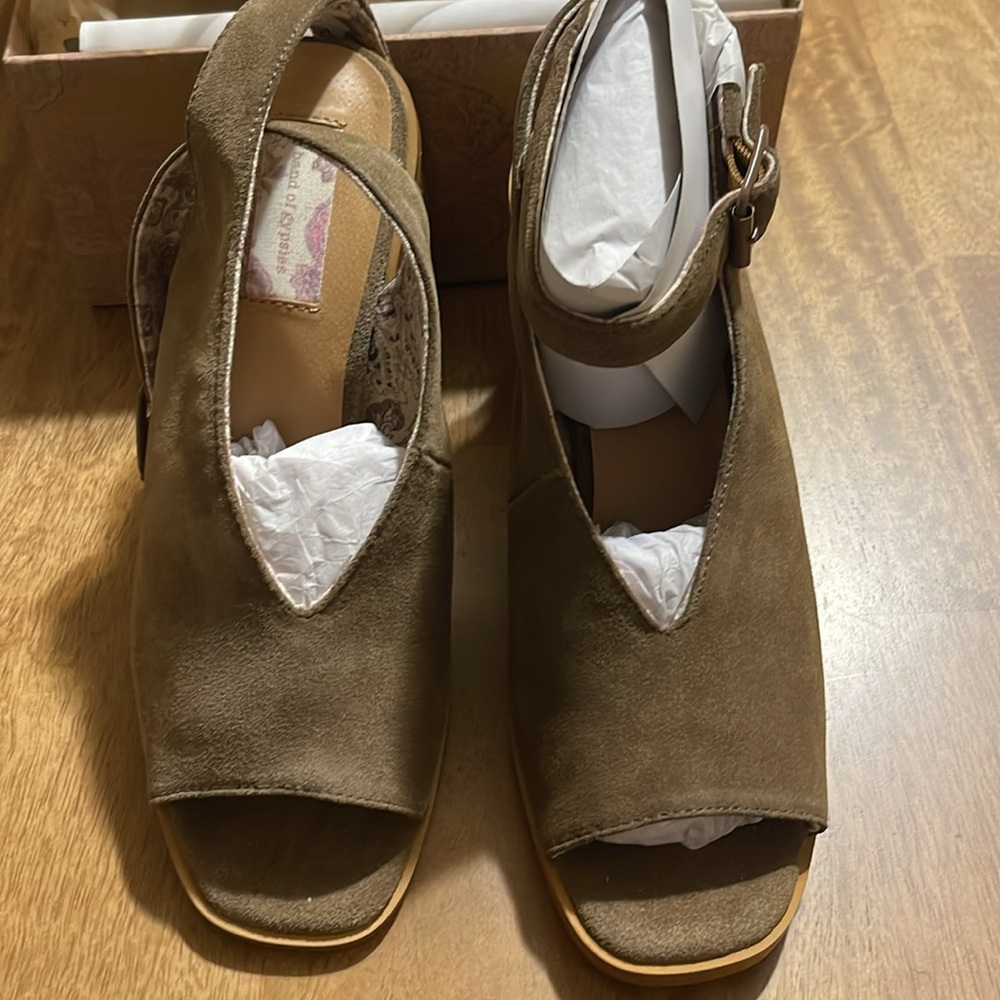 band of gypsies Vista Khaki Tan Suede SZ 8 heel - Picture 4 of 5